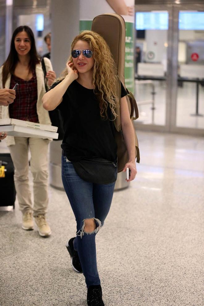 Shakira, con riñonera en el aeropuerto