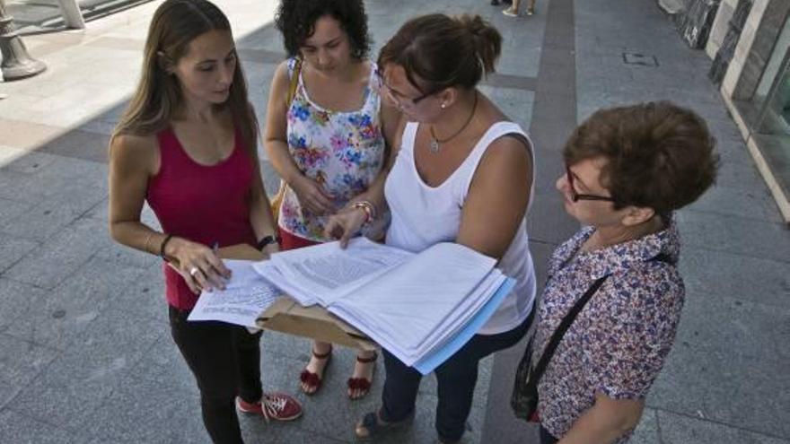 Martínez conversa con unas vecinas que le manifiestan su apoyo, en una imagen reciente