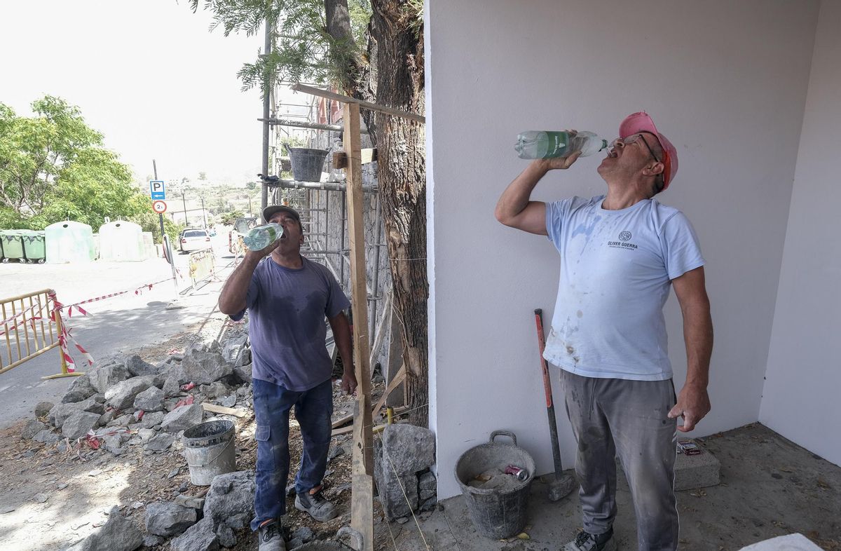 Ángel Quintana y Alexis Rodríguez refrescándose tras una calurosa jornada laboral en Tejeda