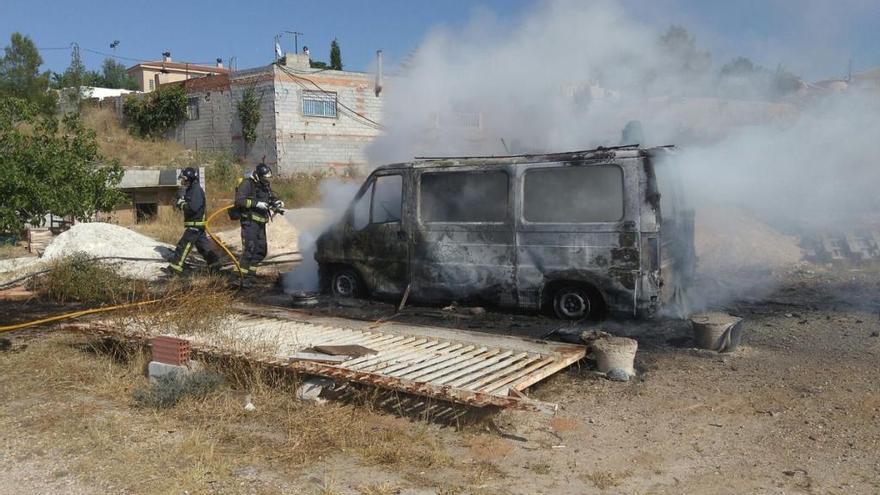 Arde una furgoneta en el solar de una urbanización de Las Torres de Cotillas