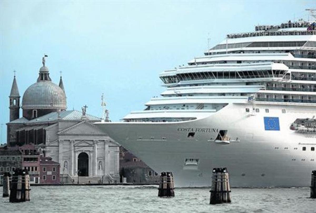 El llamado 'toque'de un gran crucero en las mismas aceras de la ciudad.