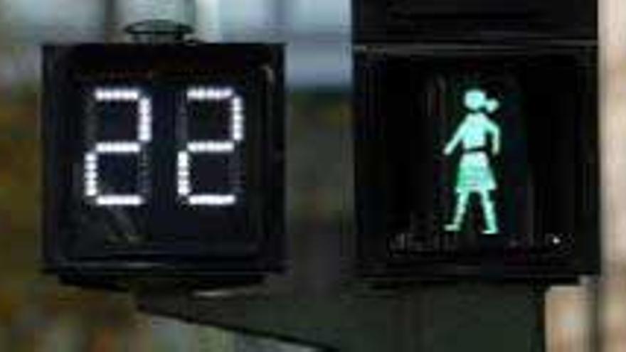 Cáceres instala 62 semáforos con la figura luminosa femenina