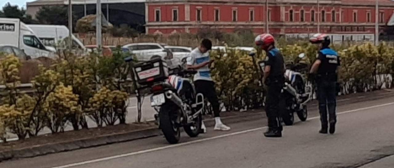 La Policía Local, con el sospechoso del apuñalamiento, tras darle el alto en la calle Sanz Crespo.