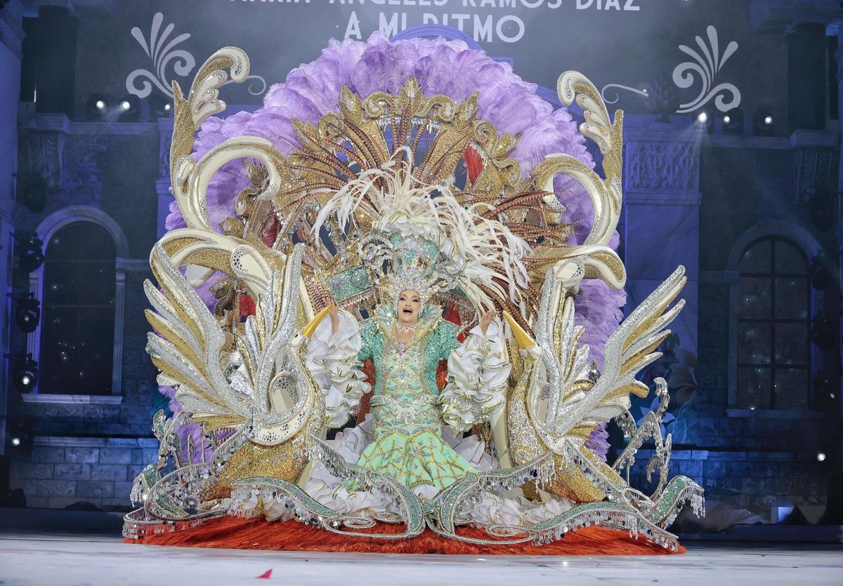 7. María Ángeles Ramos Díaz, con un traje de título de 'A mi ritmo', creación de Borja Abreu, representando al Excmo. Ayuntamiento de San Cristóbal de La Laguna.