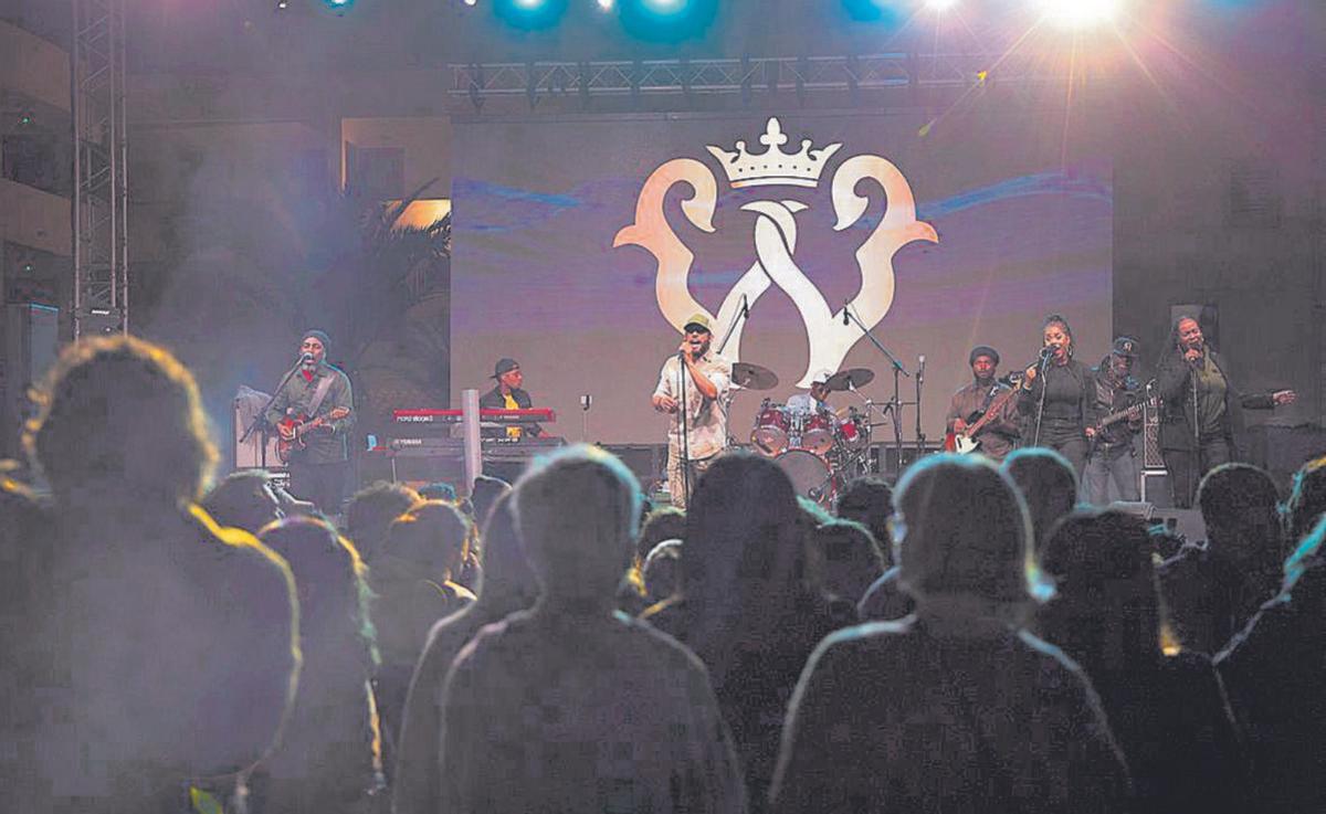 Un momento de la actuación de The Wailers en la plaza Europa de es Pujols. | | BESO BEACH