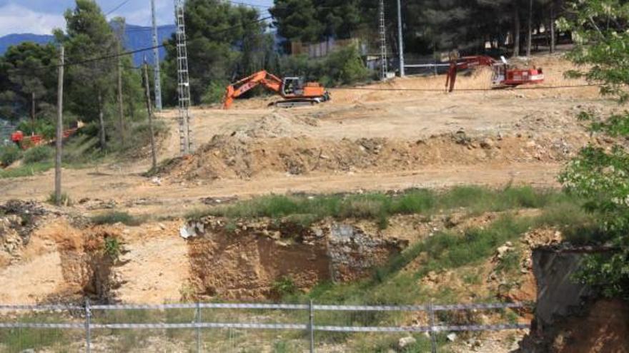 Las máquinas excavadoras han iniciado los trabajos para la explanación de los terrenos junto a la carretera nacional 340.