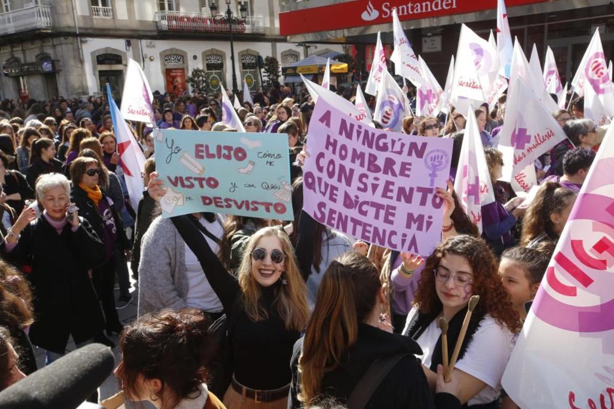 Concentración de miles de mujeres en el entorno del MARCO, en Vigo.