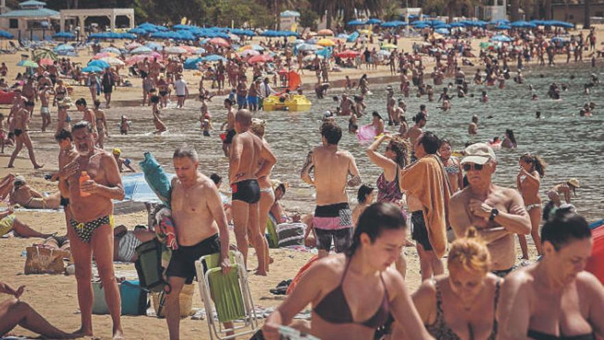 Bañistas el domingo en la playa de Las Teresitas.