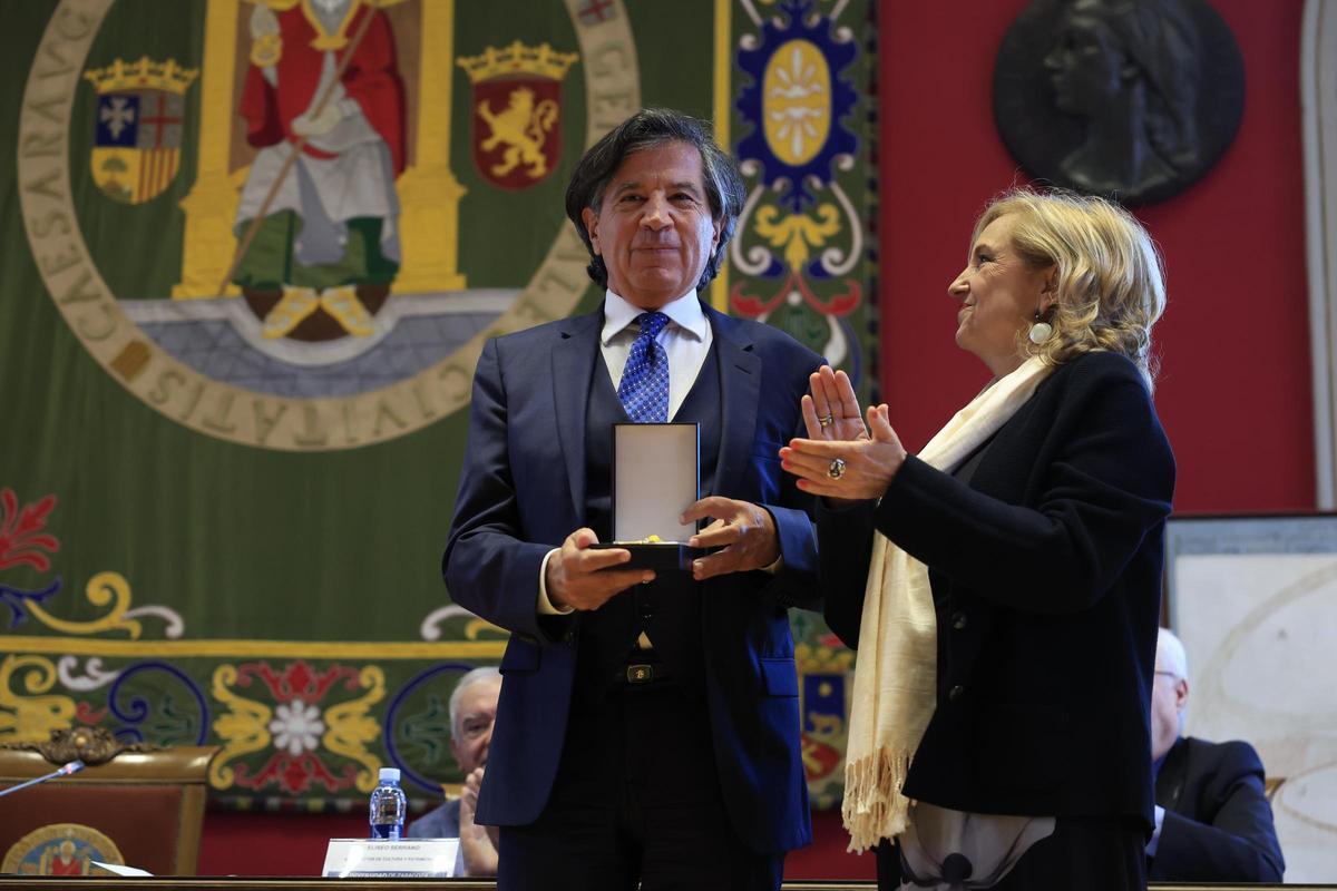 López Otín, este martes, tras recibir la Medalla de Oro Cajal de manos de la rectora de la Universidad de Zaragoza, Rosa Bolea.