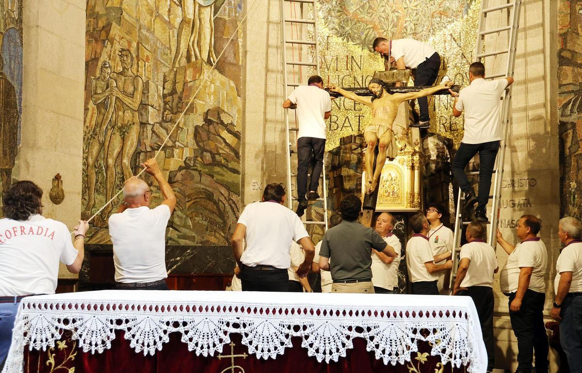 Los vigueses reciben al Cristo de la Victoria