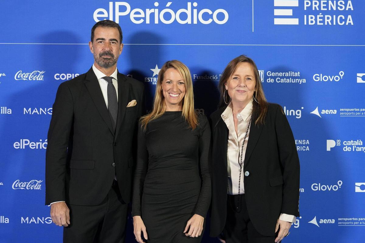 Barcelona 24/11/2025 Català i catalana de l’any 2025 En la foto, de izda a dcha: Vicente Suárez, Owner, Gablons Comunicación y Relaciones Publicas; Maria Eugenia Gay, teniente de alcalde del Ajuntament de Barcelona ; Maria Guardans, de Adunas Fotografía de Ferran Nadeu