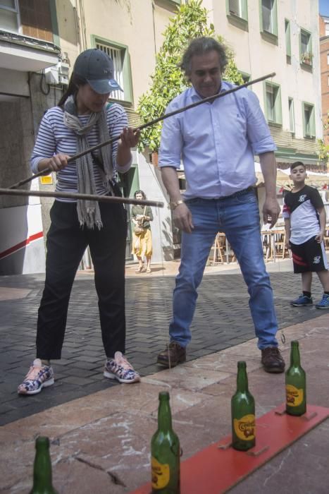 Carrera con madreñas en la calle Gascona