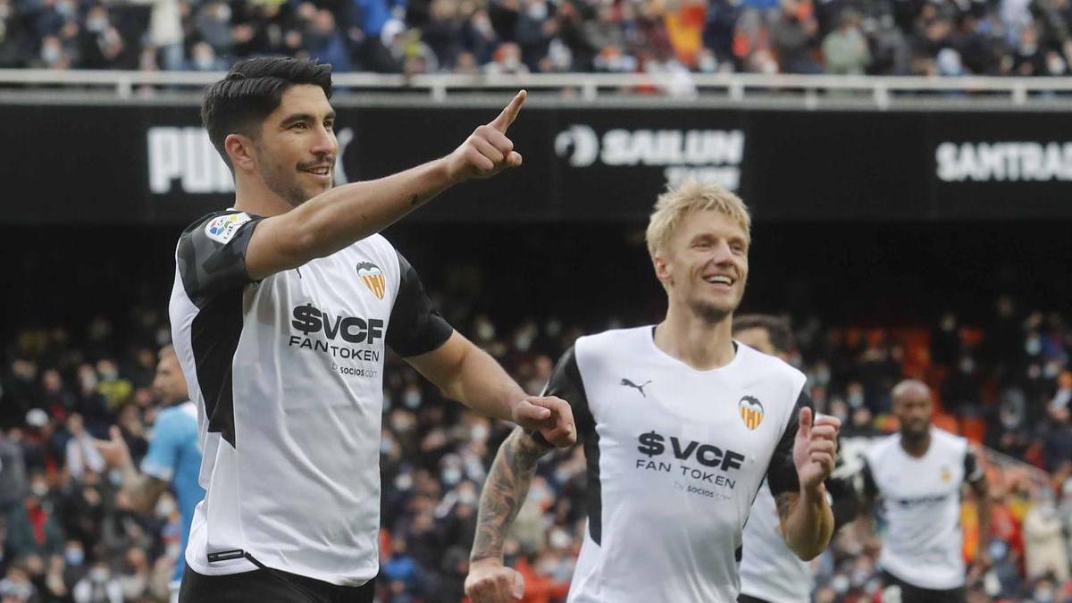 Carlos Soler y Daniel Wass, en el partido ante el Rayo en Mestalla