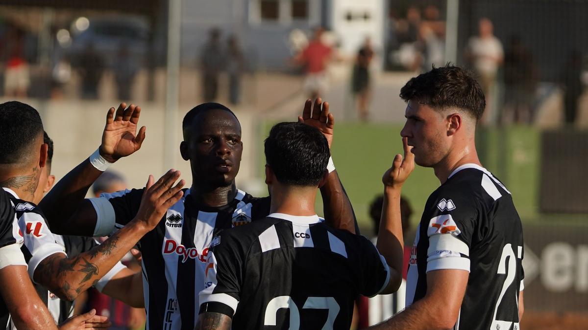 Antonio Gala celebra su primer gol con el Castellón junto a Marc Doué y Jari Vlak, ante el Levante.