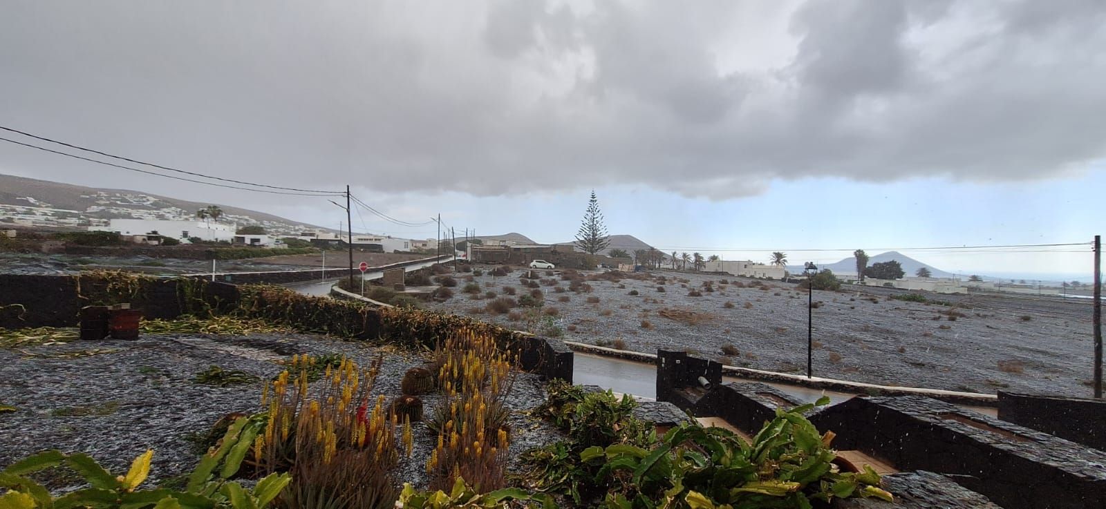 Granizo en Lanzarote y zonas anegadas por la lluvia