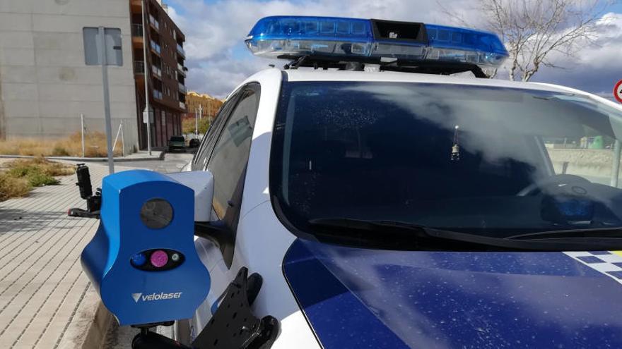 Un dispositivo de control de velocidad en un coche patrulla