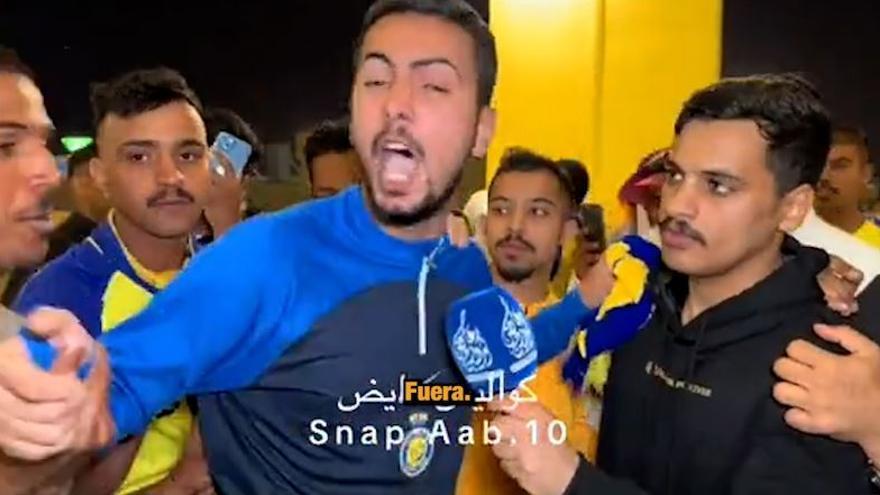 ¡Cabreo monumental de un aficionado del Al Nassr contra Cristiano! Sólo hay que verlo...