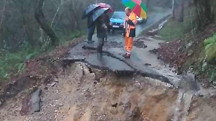 El argayo de la carretera de Purón, ayer.