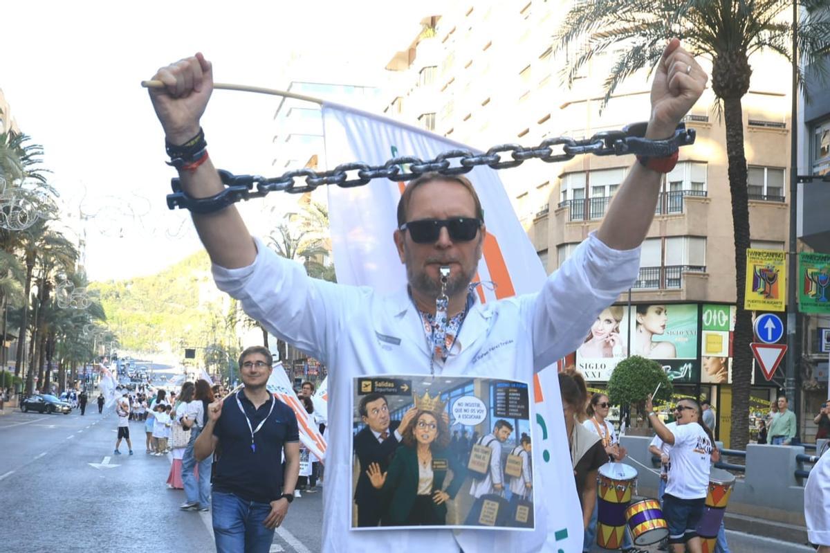 Un momento de la manifestación de médicos en Alicante.