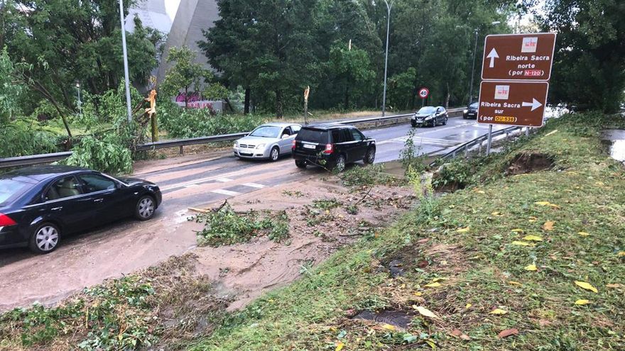 Árboles en plena carretera y coches circulando encima del agua: así fue la tormenta de Ourense