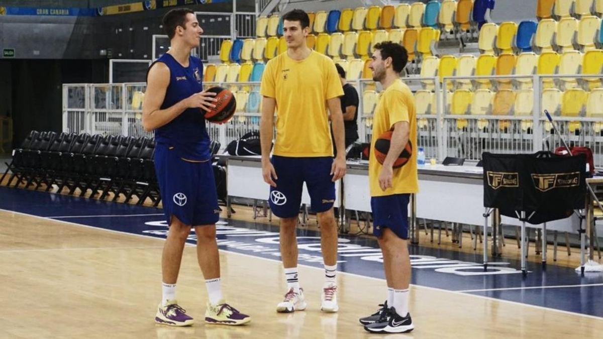 Salvó, Brussino y Bassas –de izquierda a derecha–, durante el entrenamiento.