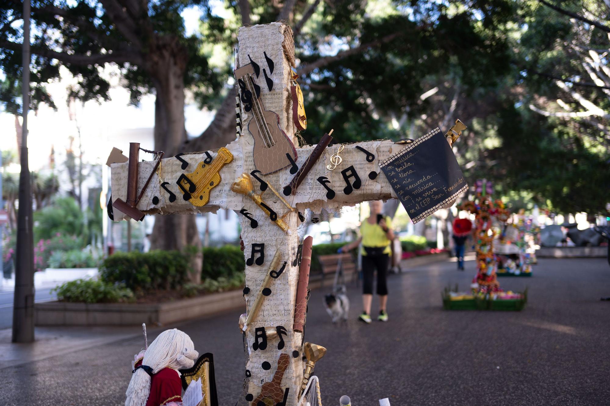 Exhibición de cruces de las doce empresas colaboradoras en las Fiestas de Mayo de Santa Cruz de Tenerife