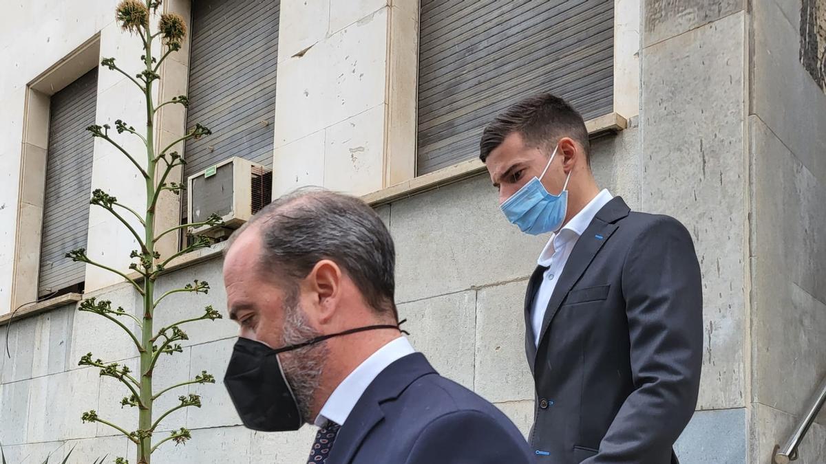 El jugador del Celta Santi Mina abandonando la Audiencia de Almería tras concluir una de las sesiones del juicio por delito sexual.