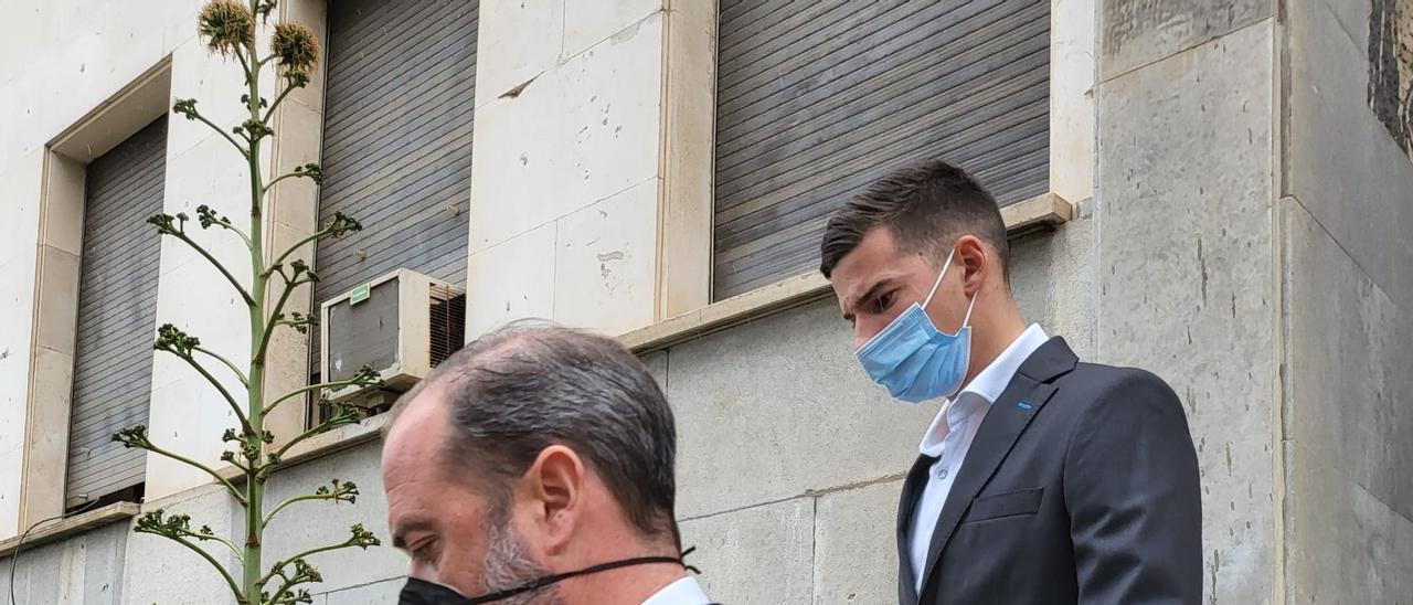 El jugador del Celta Santi Mina abandonando la Audiencia de Almería tras concluir una de las sesiones del juicio por delito sexual.