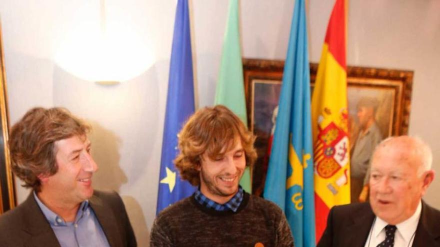 Por la izquierda, Ignacio Flórez y Marcos Rodríguez, con el premio &quot;Salinas&quot; que les entregó hace un año Eloy Martínez.