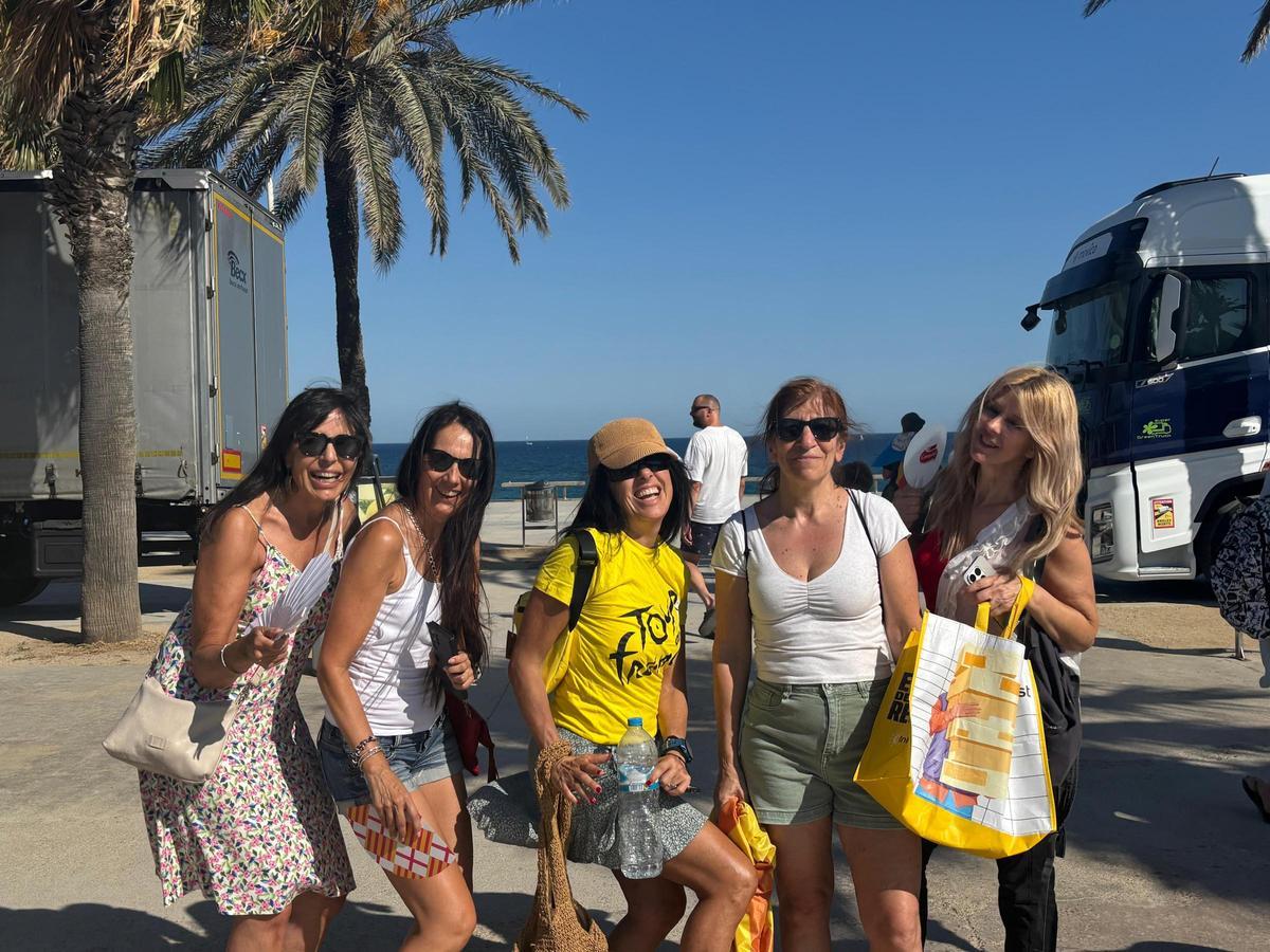 Maribel y cuatro amigas en el Port Olímpic de Barcelona durante el Tour