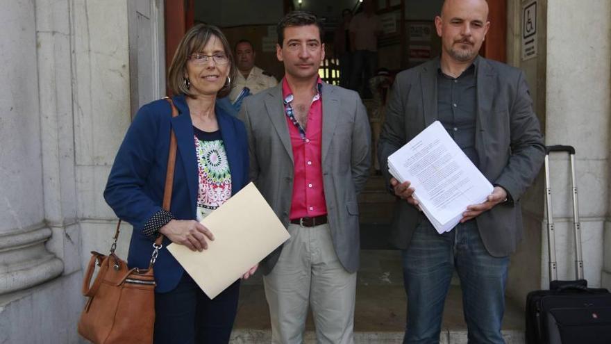 Los tres querellantes, ayer en los juzgados de Vía Alemania.