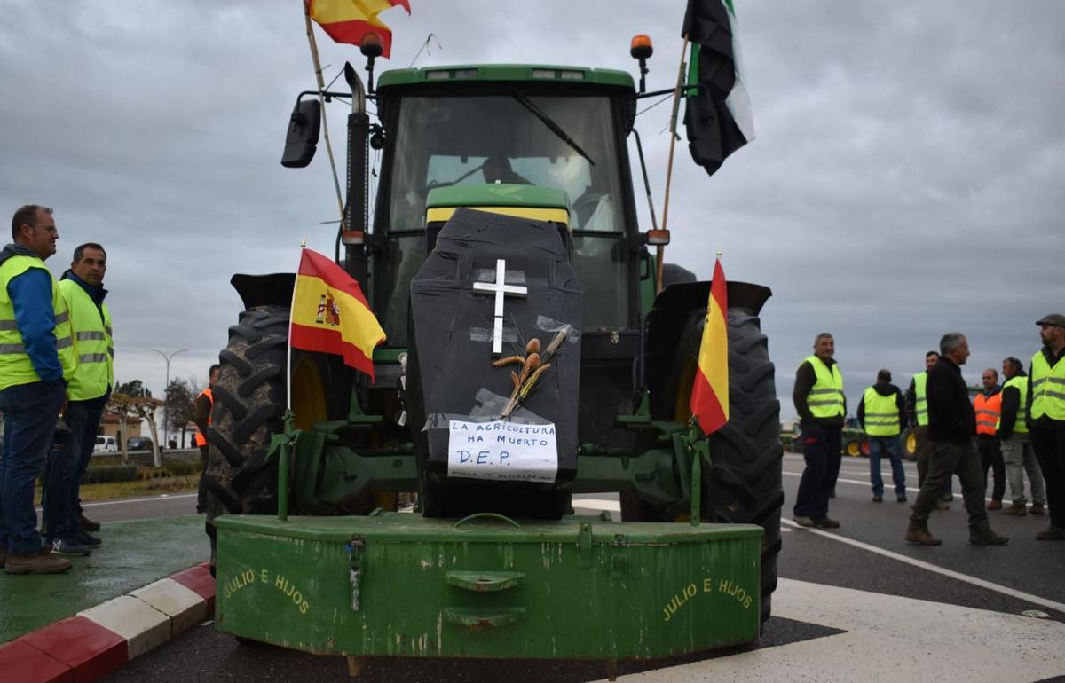 Los manifestantes de Valdivia «disfrazan» un tractor con un ataúd que representa a la agricultura. | SAMUEL SÁNCHEZ