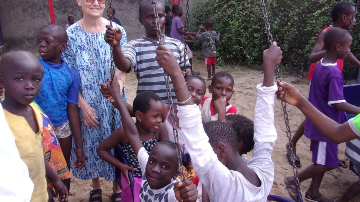 Bernarda García Castellano en una escuela salesiana en Togo. | | LP/DLP