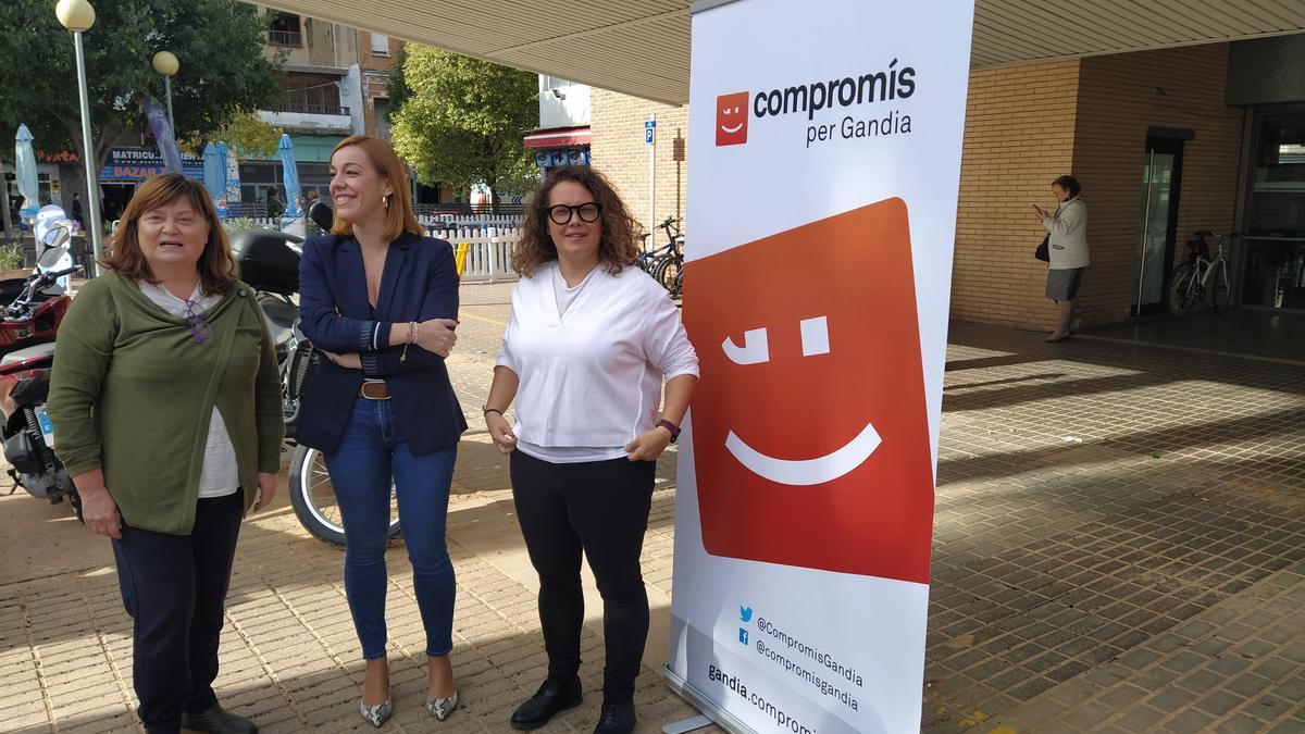 Domínguez, Gimeno e Izquierdo, ante la estación de Renfe de Gandia