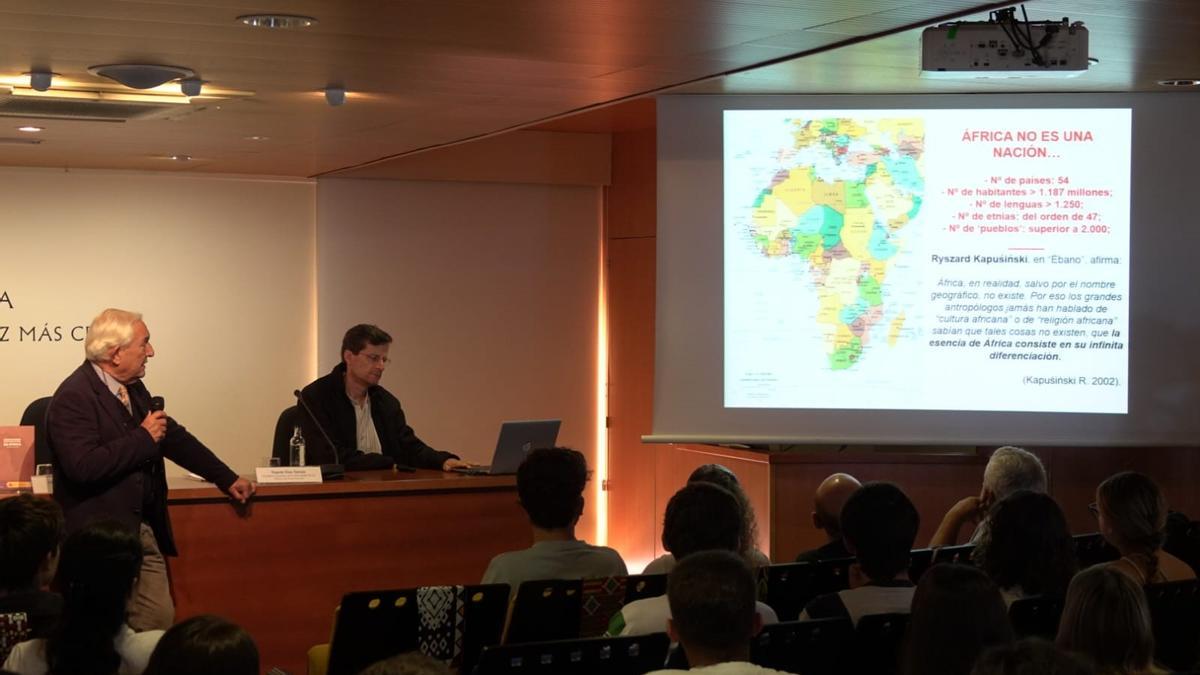 El profesor emérito Julián Salas durante la presentación de su libro en Casa África ante estudiantes de la ULPGC.
