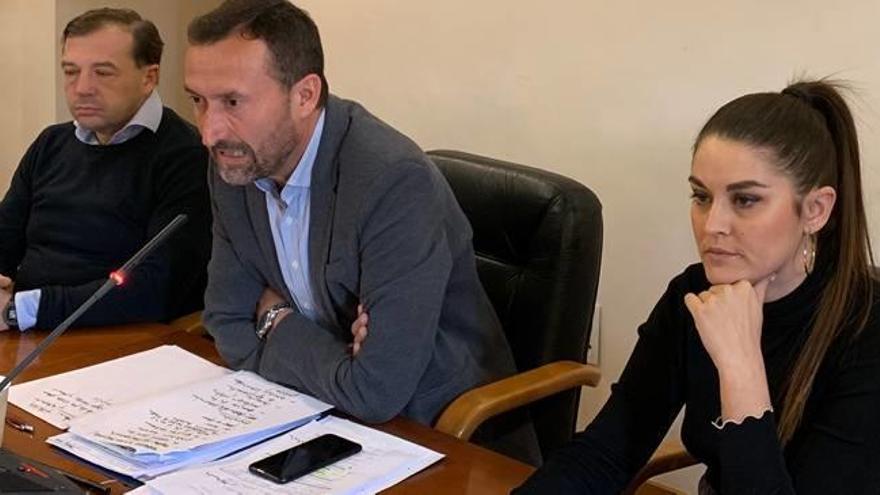 El alcalde, Carlos González, junto a los representantes del Partido de Elche, Jesús Pareja, y Compromís, Mireia Mollà, durante el balance.