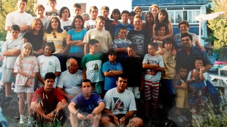 El grupo de jóvenes de Lugo de Llanera que asistieron al campamento en 1995.
