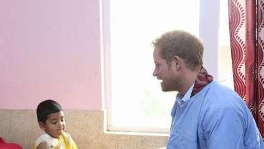 El principe visita, ayer, un hospital.