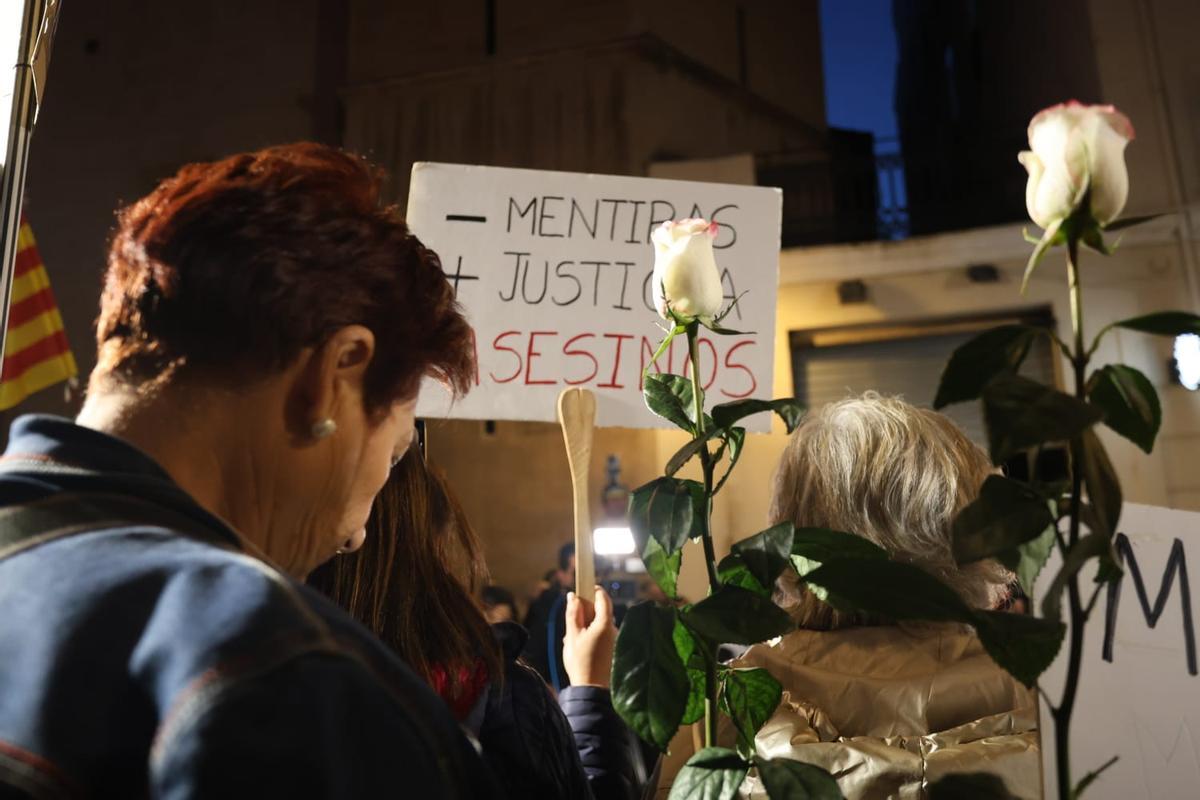 Decenas de valencianos se concentran frente a las Corts para pedir el enjuiciamiento de Mazón por su gestión de la dana