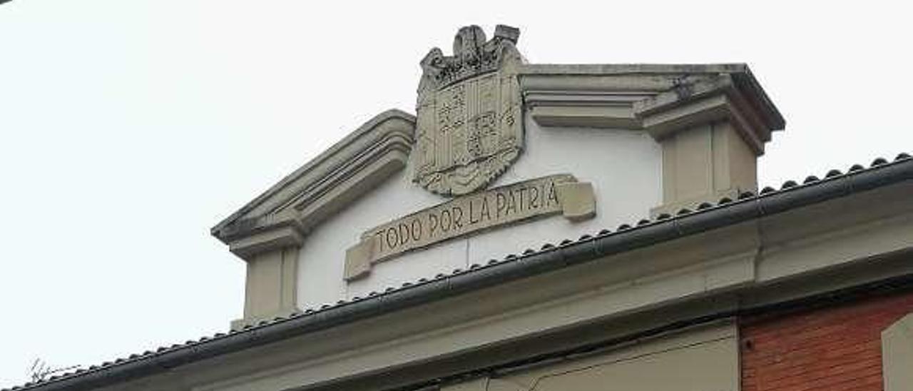 Fachada del cuartel de la Guardia Civil de Noreña, con el escudo arriba.