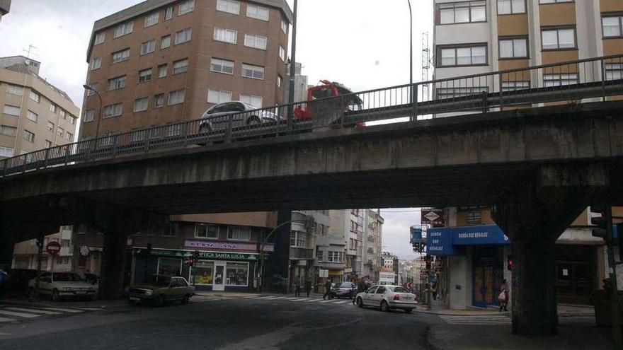 Viaducto de la ronda de Nelle sobre la avenida de Finisterre, cuya parte inferior se adecentará.