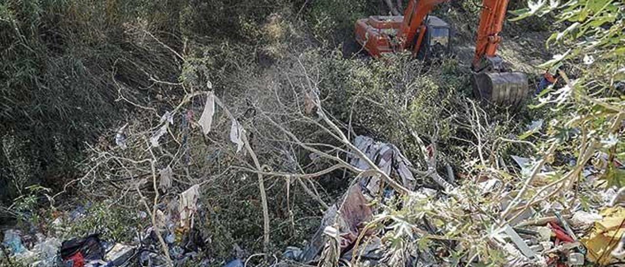 El Ayuntamiento retiró, con una pala excavadora y un camión, toneladas de suciedad de sa Riera el pasado verano.