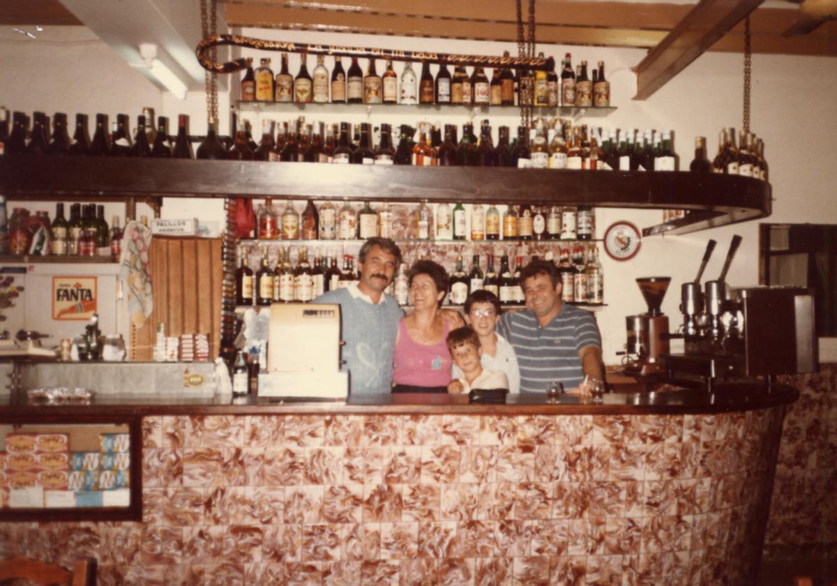 Maria Marí, con su familia, tras la barra de Can Rafal