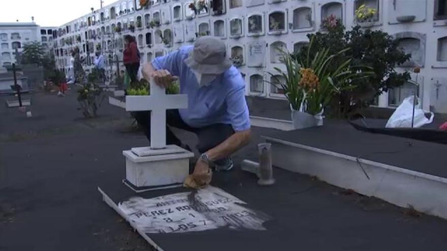 Los cementerios en La Palma, afectados también por la ceniza y el avance de las coladas