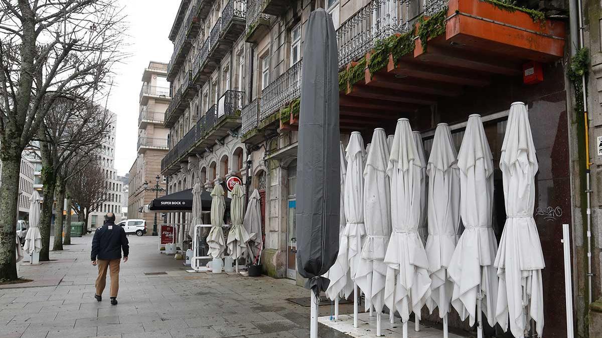 Uno de los locales de hostelería de la calle Montero Ríos, cerrados ayer debido a las restricciones.