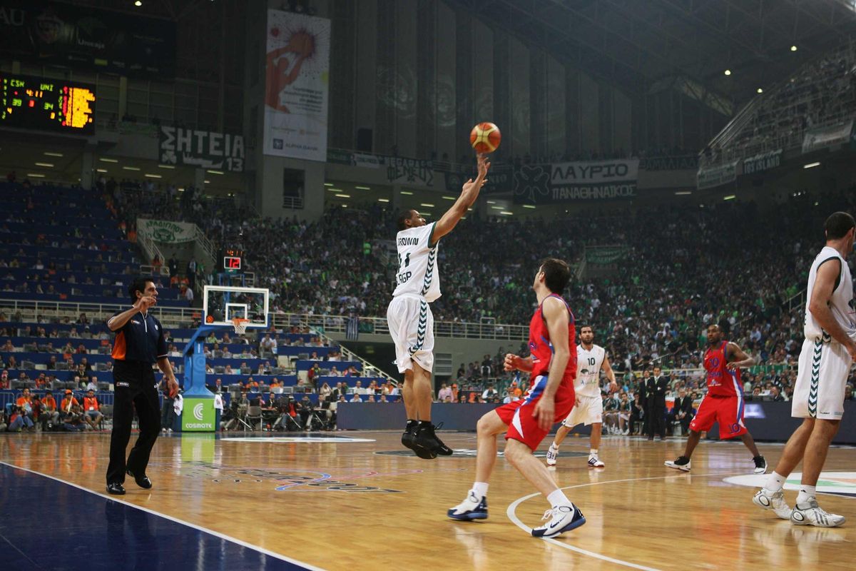 Marcus Brown lanza a canasta en la semifinal contra el CSKA.