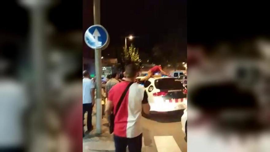 Un detenido rompe de un cabezazo la ventanilla de un coche de los Mossos