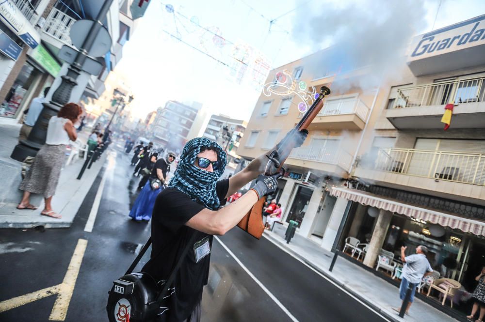 Más cara, pero a tiempo, ha llegado la pólvora para protagonizar la guerrilla de arcabucería de las fiestas de Sant Jaume de Guardamar