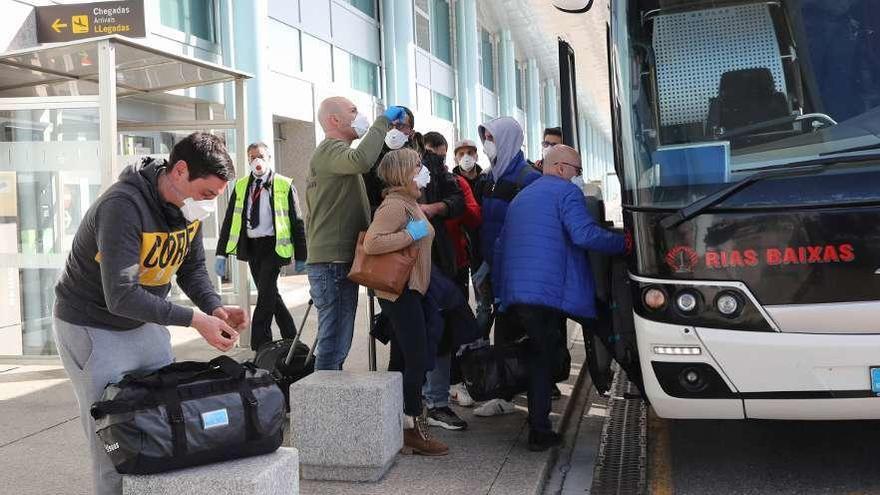 Los gallegos expatriados, a su llegada al aeropuerto de Peinador, ayer. // Ricardo Grobas