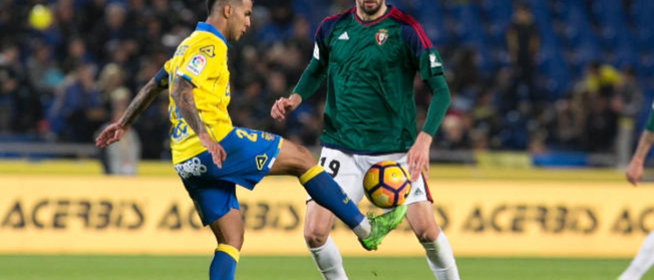 Jonathan Viera controla el balón ante Kenan Kodro, de Osasuna